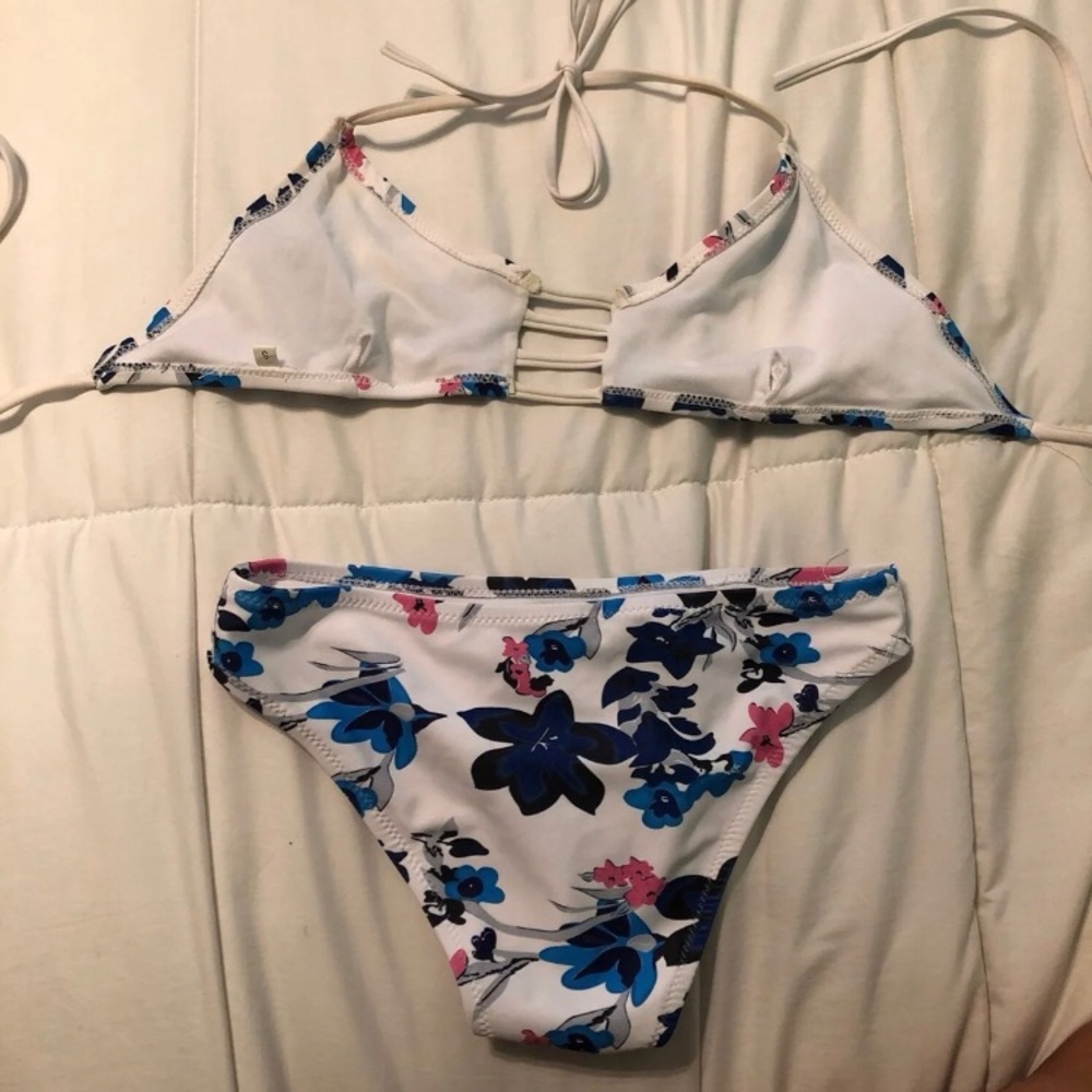 Bikini - Picture 2 of 2